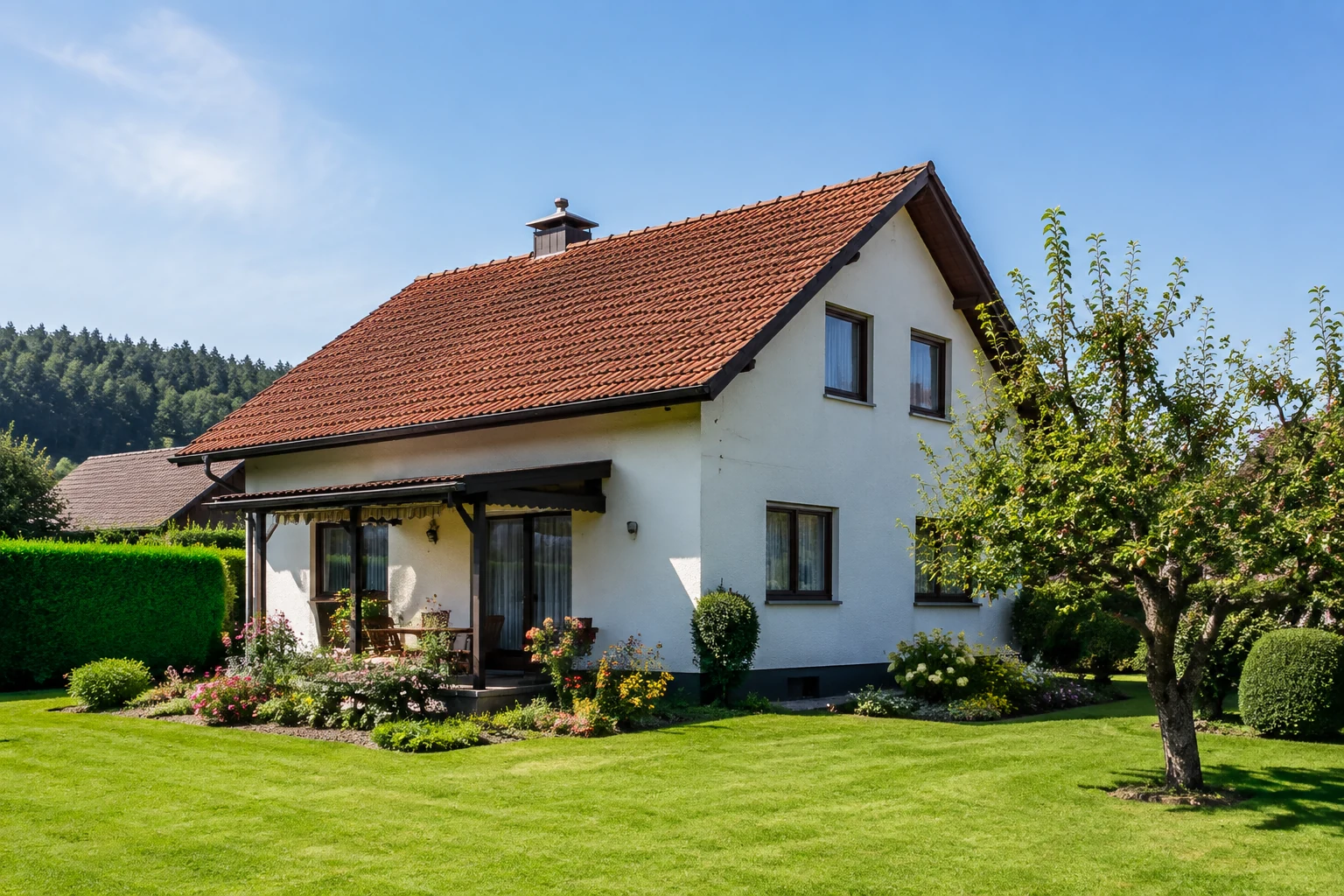 Österreichisches Einfamilienhaus mit Ziegeldach, Terrasse und gepflegtem Garten